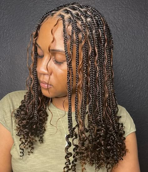 Braids For Black Women Medium Length, Shoulder Length Knotless Braids With Curls, Short Brown Goddess Braids, Medium Short Boho Knotless Braids, Medium Length Curly Box Braids, Short Boho Braids Knotless, Braids Shoulder Length, Boho Bob Knotless Braids With Color, Braids With Curls Medium Length