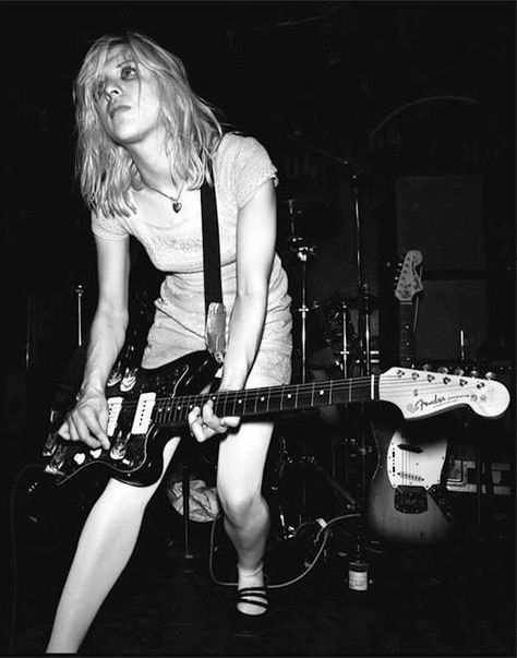 Kurt Cobain Dress, Courtney Love 90s, Courtney Love Hole, Kurt And Courtney, Grunge Wallpaper, Women Of Rock, Celebrity Skin, Riot Grrrl, Courtney Love