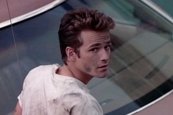 The 9 Types Of '90s TV Bad-Boy Boyfriends Like this. Luke Perry 90210, Luke Perry Young, Dylan Mckay, Jason Priestley, Jennie Garth, Luke Perry, 90s Tv, Beverly Hills 90210, Good Looking Men