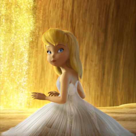 Tink looks like a porcelin doll in her beautiful white dress Tinkerbell Wallpaper, Tinkerbell Movies, Tinkerbell And Friends, Tinkerbell Disney, Tinkerbell Fairies, Pixie Hollow, Images Disney, Disney Fairy, Film Disney