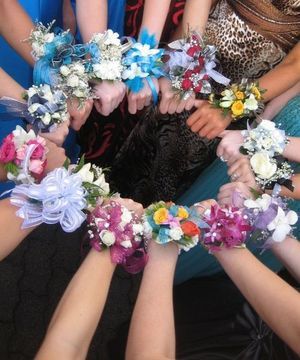 pinterest // @MRooten14 🦋 Colorful Corsage, Mormon Prom, Homecoming Corsage, Wrist Corsage Prom, Prom Picture, Prom Picture Poses, Homecoming Pictures, Prom Pics, Prom Couples