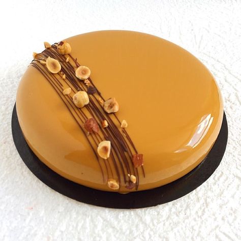 Entremet Dessert, Chocolate Showpiece, Fine Dining Desserts, Mirror Glaze Cake, Mirror Cake, Chocolate Cake Decoration, Mirror Glaze, Caramel Chocolate, Fancy Desserts