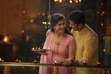 Diwali Pictures Poses Couple, Happy Diwali Couple Pic, Couple Diwali Photoshoot, Kadva Choth Photo, Diwali Photoshoot Ideas Couple, Diwali Couple Photoshoot, Diwali Couple Photography, Diwali Poses For Couple, Diwali Family Photoshoot