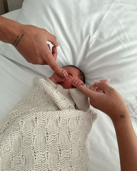 Britney De Villiers | Greyson Gibbs-White 🤍 8.11.23 | Instagram Vom Avea Un Copil, Future Mommy, Foto Baby, Mommy Baby, Newborn Shoot, Future Mom, Words Of Affirmation, Mommy Life