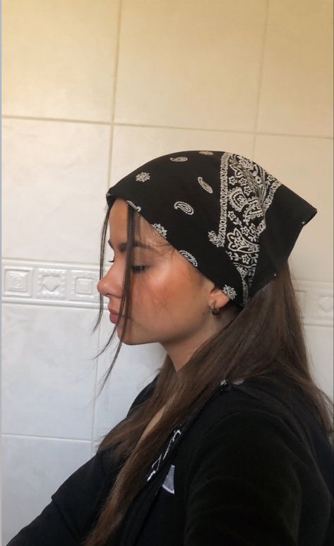 Look Lollapalooza, Bandana Hairstyles For Long Hair, Aesthetic Amazon Finds, Aesthetic Amazon, Bandana Outfit, Kerchief Hair, Black Bandana, Paisley Bandana, Mode Hippie