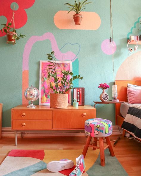 Funky Retro Bedroom Decor, Funky Colorful Decor, Retro Funky Bedroom, Colorful Funky Bedroom, Colorful Retro Bedroom, Funky Room Ideas, Colorful Aesthetic Room, Funky Office Design, Funky Decorating Ideas