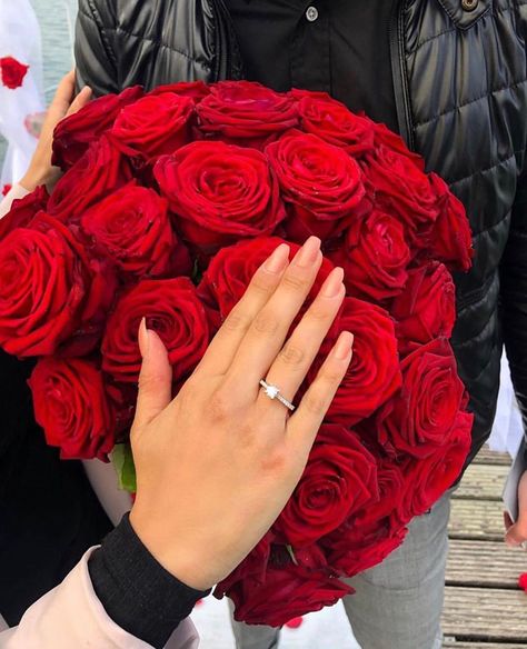 Girls-inspiration 💫 on Instagram: “RED FLOWERS 🌹🌹 . 📸: @ziya__ay ❤️ . FOLLOW @girls_inspiration___ FOR DAILY DOSE INSPIRATION ✔️ ________________________________…” Romantic Surprise, Red Rose Bouquet, Aesthetic Couple, Flowers Bouquet Gift, Wedding Photos Poses, Bridal Bangles, Flower Centerpieces Wedding, Flower Therapy, Rose Rouge