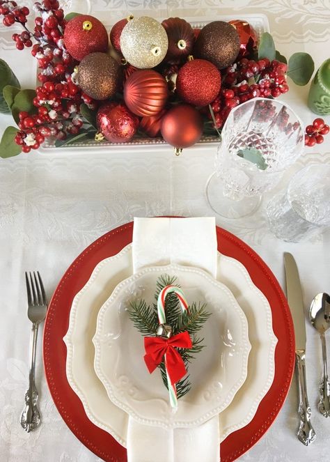 Christmas Tea Place Settings, Diy Holiday Centerpieces, Diy Christmas Table Decorations, Christmas Table Decor Ideas, Elegant Table Centerpieces, Christmas Dinner Table Settings, Childhood Christmas, Christmas Luncheon, Christmas Table Decorations Diy