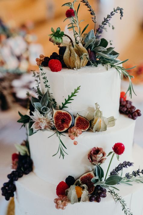 Farmhouse Buttercream Wedding Cakes: Classic Cake Topped with Flowers, Fruits, and Herbs Wedding Cakes Classic, Buttercream Wedding Cakes, Fruit Wedding Cake, Fruit Wedding, Floral Wedding Cake, Buttercream Wedding Cake, Berry Cake, Cake Inspo, Rustic Wedding Venues