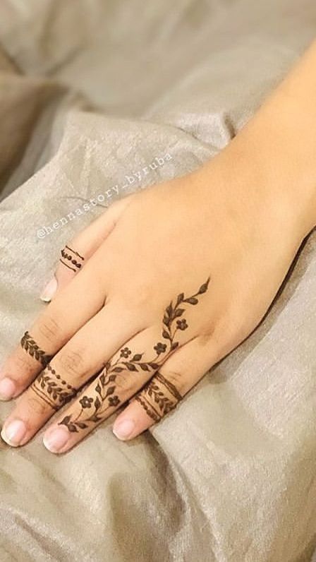 Easy henna design Simple Henna Designs For Beginners Hand, Eid Henna Designs Simple, Henne Tattoo, Henna Designs Wrist, Henna Inspired Tattoos, Cute Henna, Tato Henna, Finger Henna Designs, Henna Tattoo Hand