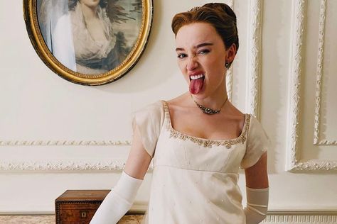 Daphne Bridgerton, Phoebe Dynevor, Jonathan Bailey, Daphne Dress, Regency Dress, Serie Tv, Sleeveless Wedding Dress, Rihanna, Movies And Tv Shows