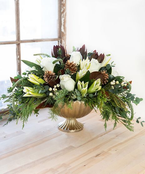 January Flower Arrangements, Green And Gold Christmas Decor, Christmas Floral Arrangements Diy, Ideas Christmas Decoration, Magnolia Centerpiece, Retail Decor, Holiday Buffet, Green And Gold Christmas, Winter Flower Arrangements