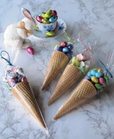 Blueberry Muffin Recipe Healthy, Diy Easter Treats, Chocolate Snack Cake, Chocolate Fudge Icing, Treat Cones, Edible Candy, Candy Cone, Diy Edible, Easter Favors