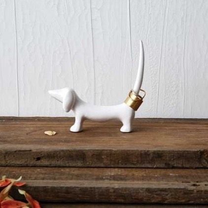 https://buff.ly/2vRQJCz |Keep your rings in a safe place with this stoneware Dachshund ring holder. #dachshund #ringholder #doglovers #fun #bravahomedecor #dog #dogdecor Porcelain Jewelry, Clay Art Projects, Ceramics Ideas Pottery, Antique Farmhouse, Jewelry Holder, Diy Clay, Clay Projects, Air Dry Clay, Jewellery Display