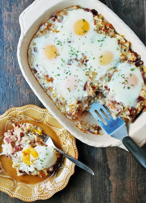 Cheese Hashbrown Potatoes, Hashbrown Potatoes, Ham Breakfast Casserole, Corned Beef Hash Recipe, Canned Corned Beef, Delicious Breakfast Casserole, Corn Beef, Corned Beef Recipes, Corned Beef Hash