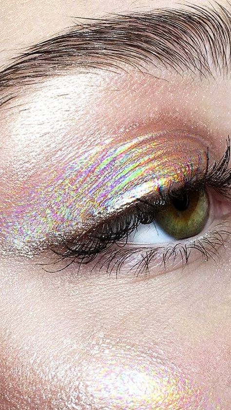 Holographic eyeshadow #luxurydotcom Makeup Zombie, Holographic Makeup, Drag Make-up, Flot Makeup, Make Up Inspiration, Smink Inspiration, Makijaż Smokey Eye, Makeup Hacks, Kesha