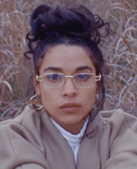 Princess Nokia Outfits, Female Glasses Frames, Celebrities In Glasses Women, 90s Reading Glasses, Grunge With Glasses, Glasses Inspiration Oval Face, Glasses Aesthetic Women, Stylish Glasses Women, Small Glasses Aesthetic