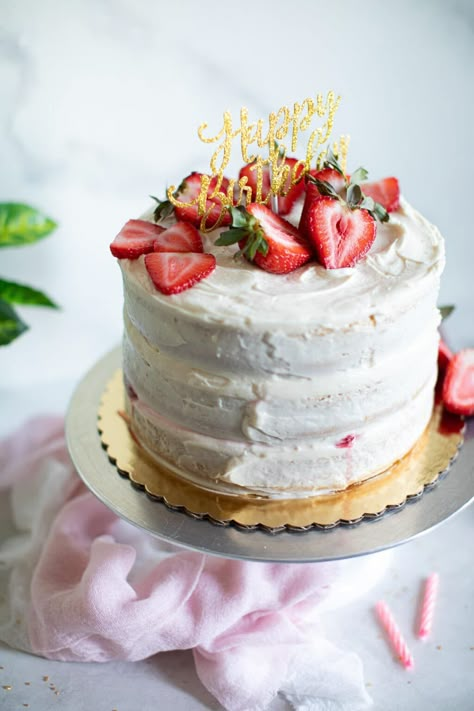 Strawberries Birthday Cake, Birthday Cake Ideas With Strawberries, Cake Decorating With Strawberries, Birthday Cake Strawberry Decoration, Birthday Cakes With Strawberries, Brunch Birthday Cake, Strawberry Bday Cake, Vanilla Birthday Cake Decorating, Strawberry Cake Decorations Birthday