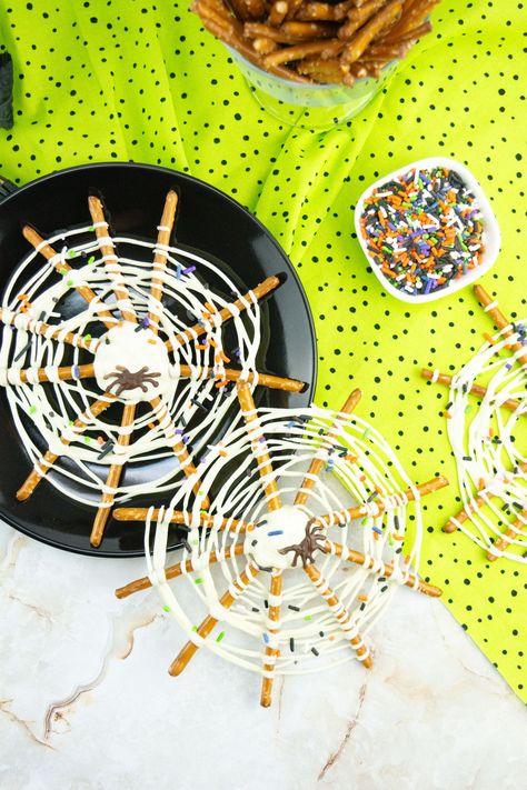 Easy DIY spider web pretzels recipe using chocolate chips and pretzel sticks. Perfect for Halloween parties and snacks! Diy Spider Web, Chocolate Spiders, Diy Spider, Pretzel Treats, Halloween Sprinkles, Spider Crafts, Pretzels Recipe, Pretzel Sticks, Spooky Spiders