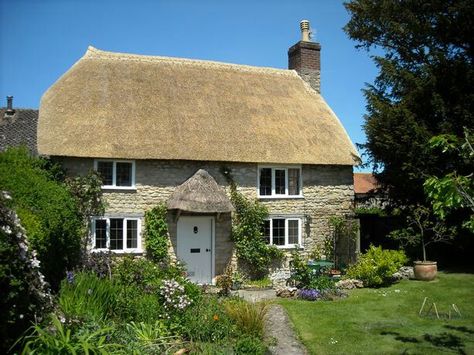 Reminds me of miss honeys house in Roald Dahl book 'matilda'. Honey House, Miss Honey, Miele Dishwasher, 3 Bedroom Cottage, English Cottages, Terracotta Floor, Inglenook Fireplace, Bedroom Cottage, Thatched Cottage