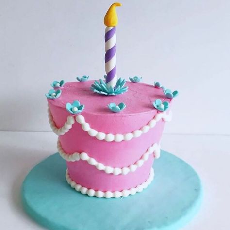 ♡ Wonderland “very merry unbirthday” cake by @sweetmadelines 🎂💘 It is just adorable! ♡ Unbirthday Party Ideas, Pink And Blue Cake, Unbirthday Cake, Wonderland Party Theme, Happy Unbirthday, Cake Smash Cake, Alice In Wonderland Cake, Wonderland Cake, Onederland Birthday Party