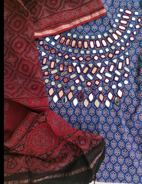 Mirror Work On Printed Kurti, Hand Work On Printed Kurti, Ajrak Print Blouse Design, Ajrakh Mirror Work Kurti, Embroidery On Ajrakh, Ajrak Print Kurti Designs, Mirror Work Neck Designs For Kurti, Mirar Work Kurti, Ajrak Dress Designs