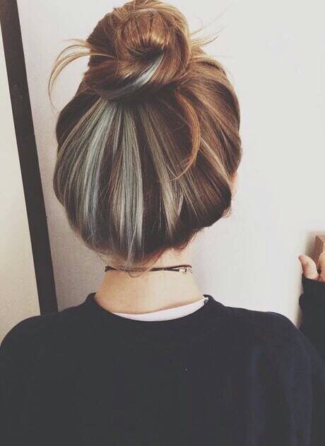 Inspiradora Ideas Pelo, Hidden Hair Color, Hair In A Bun, Underlights Hair, Hair Color Underneath, Going Grey, Colourful Hair, Hair Color Streaks, Hair Streaks