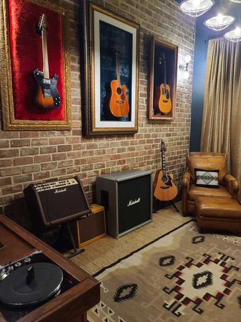 Music Room Office Vintage, Organized Music Room, Music Room Man Cave, Instrument Display Wall, Guitar Shadow Box Ideas, Music Studio Lounge, Musician Bedroom Ideas, Rustic Music Room, Bedroom Music Studio Aesthetic