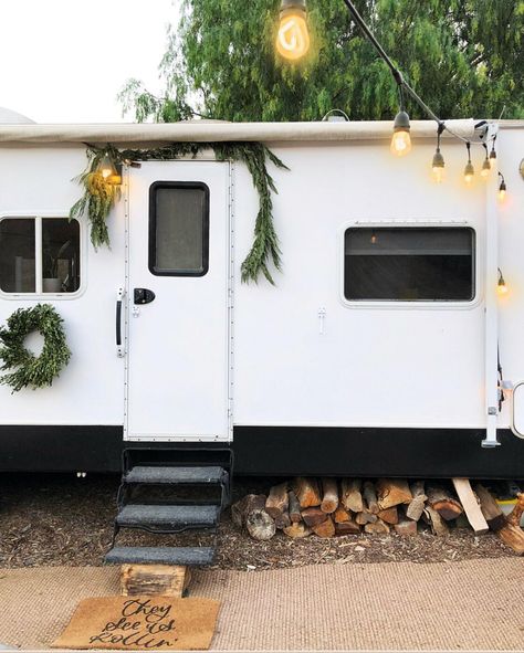 Check out this beautiful RV remodel by Instagram designer @arrowsandbow - A stylish and tiny house for a family of 5. Lightweight Travel Trailers, Camping Design, Camper Trailer Remodel, Rv Travel Trailers, Diy Camper Remodel, Rv Homes, Rv Makeover, Trailer Living, Travel Trailer Remodel