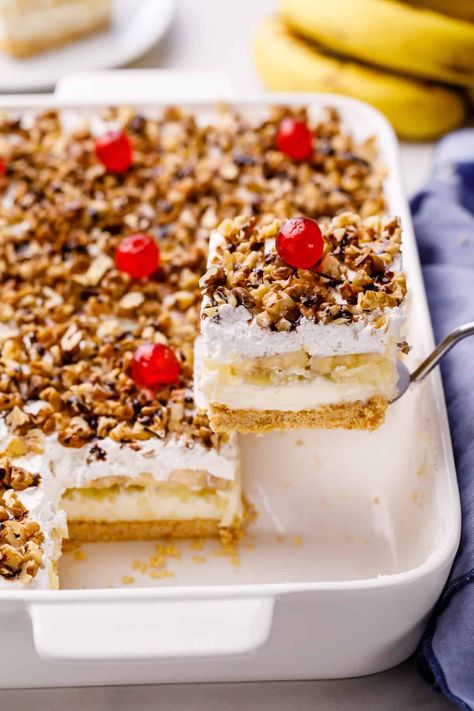 Banana split cake has everything you love about the favorite frozen treat, all served up in the form of a creamy no-bake dessert! Bana Split Cake, Frozen Banana Split Dessert, Banana Split Cake No Bake, No Bake Banana Split Dessert, Banana Split Cake Recipe, Banana Split Dessert Recipes, The Banana Splits, Bake Banana, Banana Split Cake