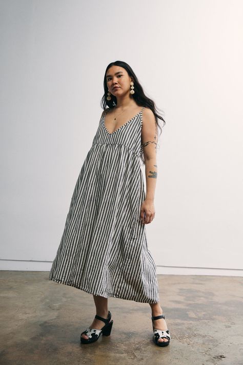 Marcel Dress Loose Linen Dress, Modern Woman Aesthetic, Unique Professional Outfits, Dresses For Square Body Type, Attending Wedding Outfit Ideas, Loose Maxi Dress Pattern, Japanese Street Style Minimalist, Japanese Womens Fashion, Modern Japanese Clothing