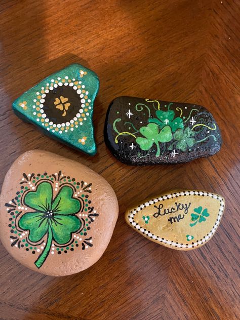 Irish Themed Painted Rocks, Work Desk Decor, Irish Rock, St Patricks Crafts, Happy Rock, Art Projects For Teens, Rock Flowers, Painted Rocks Kids, St Patrick's Day Decorations