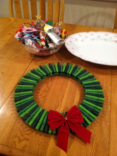 Painted Clothespins, Clothespin Wreaths, Christmas Clothespin, Clothespins Diy, Clothespin Diy Crafts, Wooden Clothespin Crafts, Clothespin Wreath, Christmas Clothespins, Clothespin Crafts