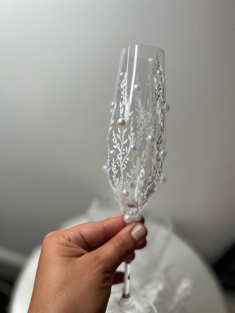 Wedding hand-painted glass with pearls in diferent sizes Pearl Wedding Glasses, Doctor Loading, Champagne Glasses Decorated, Colour Swatches, Wedding Champagne, Wedding Hands, Wedding Glasses, Wedding 2024, Champagne Wedding