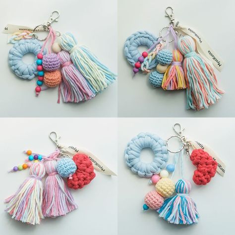 Knitting Keychain, Diy Bag Charm, ميدالية مفاتيح, Simpul Makrame, Pola Macrame, Rasy Koni, Tassel Keyring, Crochet Keychain Pattern, Pom Pom Crafts