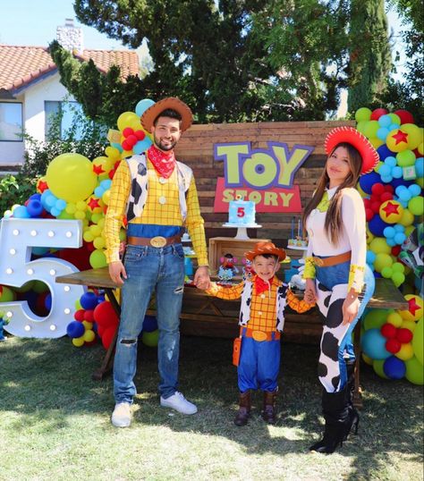 Toy Story Birthday Photo Shoot, Toy Story Backdrop Ideas, Toy Story Photo Shoot Ideas, Toy Story Pinata, Toy Story Photoshoot, Toy Story Backdrop, Woody Party, Toy Story Invitations, Toy Story Costumes