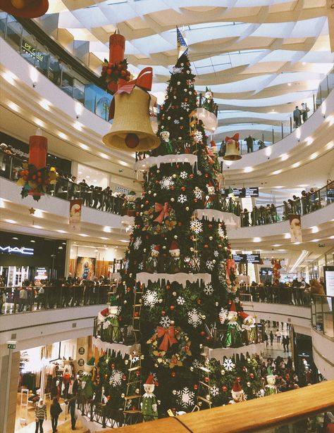 #tumblr #aesthetic #christmas #NYE #mall #Lebanon #christmastree #vintage #lights Dream Holiday Destinations, Travel Destinations In The Us, Holiday Travel Destinations, Us Holidays, Usa Travel Guide, Aesthetic Christmas, Usa Travel, Best Places To Travel, Places To Travel