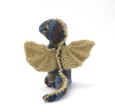 Wee Dragon (Free Knitting Pattern) Diy Tricot, Animal Knitting Patterns, Knitting Patterns Toys, Crochet Dragon, Crochet Amigurumi Free, Knitted Animals, Dragon Pattern, Crochet Motifs, Yarn Projects