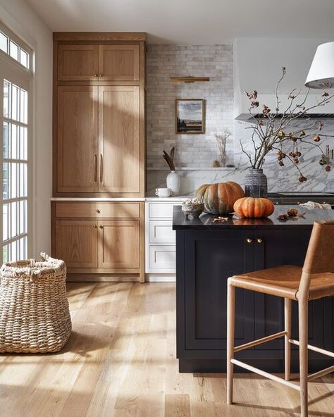 Oakton — Krywicki Interior Design Black Shaker Kitchen, Shaker Kitchen Island, Spanish Revival Home, Transitional Kitchen Design, Linen Interior, Elegant Interior Design, Interior Design Rustic, Fall Kitchen, Shaker Kitchen