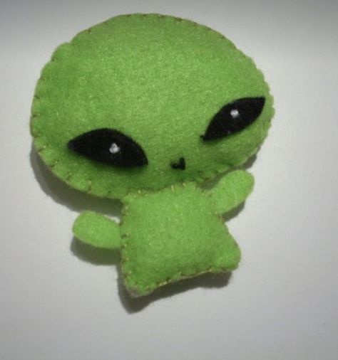 Proflies Pictures Aesthetic, Home Made Plushies, Alien Room Aesthetic, Green Alien Aesthetic, Weird Trinkets, Aliencore Outfit, Aliencore Aesthetic, Aliens Aesthetic, Alien Plushies