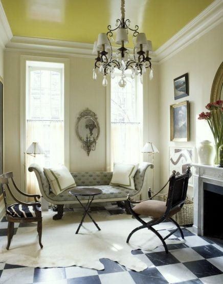 jeffrey-bilhuber-chic-lime-chartreuse-ceiling Unique Ceiling Design, Ceiling Paint Colors, Neoclassical Furniture, Pantry Remodel, Yellow Curtains, Colored Ceiling, Brown Walls, White Ceiling, Painted Ceiling