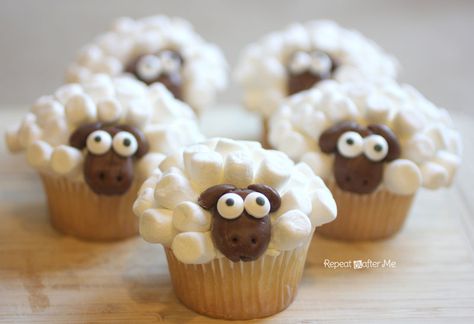 Sheep Cupcakes Tractor Cookies, Sunday School Snacks, Lamb Cupcakes, Sheep Cupcakes, Farmyard Party, Sheep Cake, Farm Themed Party, Repeat Crafter Me, Creative Cupcakes