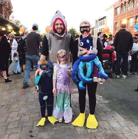 37 Adorable Halloween Costumes For Baby-Wearing Parents Under The Sea Family Costumes, Ocean Halloween Costumes, Adorable Halloween Costumes, Scuba Diver Costume, Shark Halloween Costume, Octopus Costume, Shark Mermaid, Themed Costumes, Baby Valentines