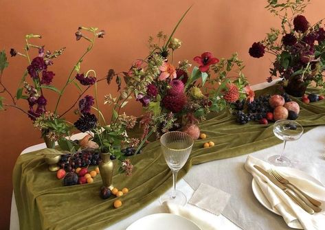 Herb Wedding Centerpieces, Martha Stewart Thanksgiving, Sangjit Decoration, Dinner Party Tablescapes, Herb Wedding, Vintage Wedding Table, Fruit Wedding, Jewel Tone Wedding, Eclectic Wedding