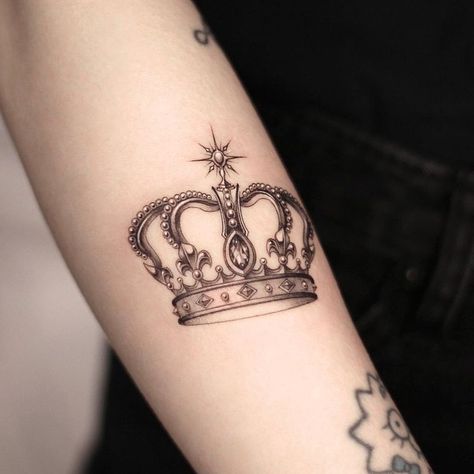 Tattoo Ideas Crown, Safari Tattoo, Crown Tattoo Ideas, Crown Tattoo Men, Crown Tattoos For Women, Crown Tattoos, Crown Tattoo Design, Ribbon Tattoos, London Tattoo