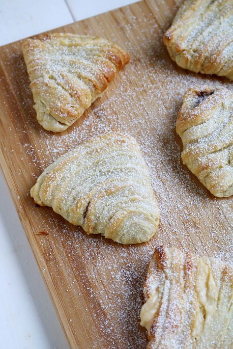 Easy Sfogliatelle Recipe, Sfogliatelle Italian Pastries, Sfogliatelle Recipe, Italy Recipes, Almond Paste Recipes, Italian Baking, Italian Sweets, Pastry Cream Recipe, Baked Sweets