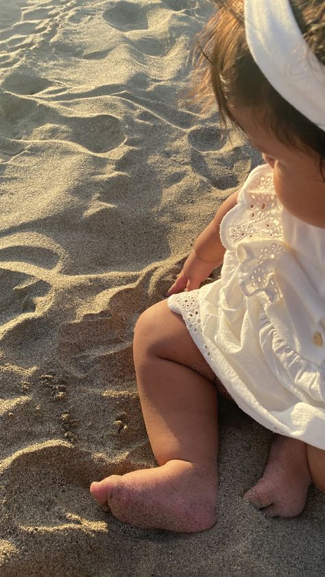 Baby At The Beach, Beach Babies, Brunette Aesthetic, Baby Summer, Holiday Baby, Beach Baby, Baby Life, Girl Mom