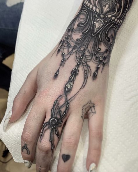 Jewelry Tattoo Designs, Female Tattoo Designs, Tatoo 3d, Ryan Ashley, Tattoo Artist Tattoo, Circle Tattoos, Tattoo Cover Up, Hand Tattoos For Women, Different Tattoos