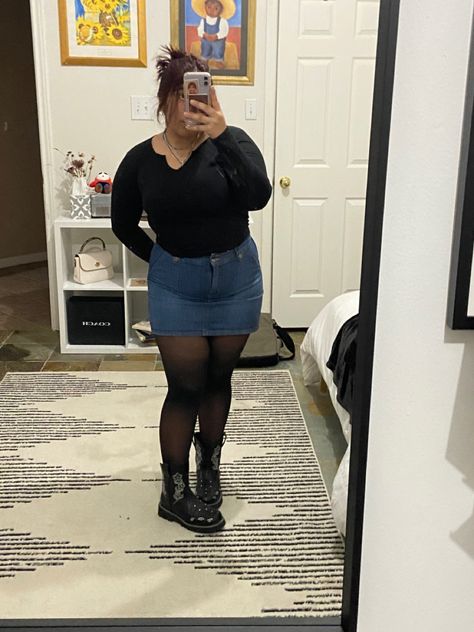 Jean Skirt Outfit Plus Size, Chubby Skirt Outfit, Plus Size Jean Skirt Outfits, Chunky Girl Outfits, Chubby Alternative Fashion, Jean Skirt Outfits Plus Size, Chubby Fashion Outfits, Outfit Ideas For Chubby Girls, Jean Skirt Plus Size