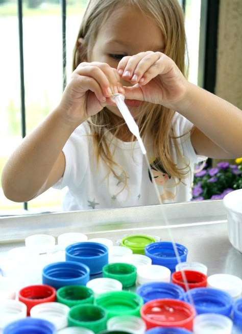 Bottle Cap Fine Motor Play Water Play Ideas, Fine Motor Play, Play Ideas For Kids, Water Play Activities, Finger Gym, Preschool Fine Motor, Gross Motor Activities, Creative Curriculum, Motor Skills Activities